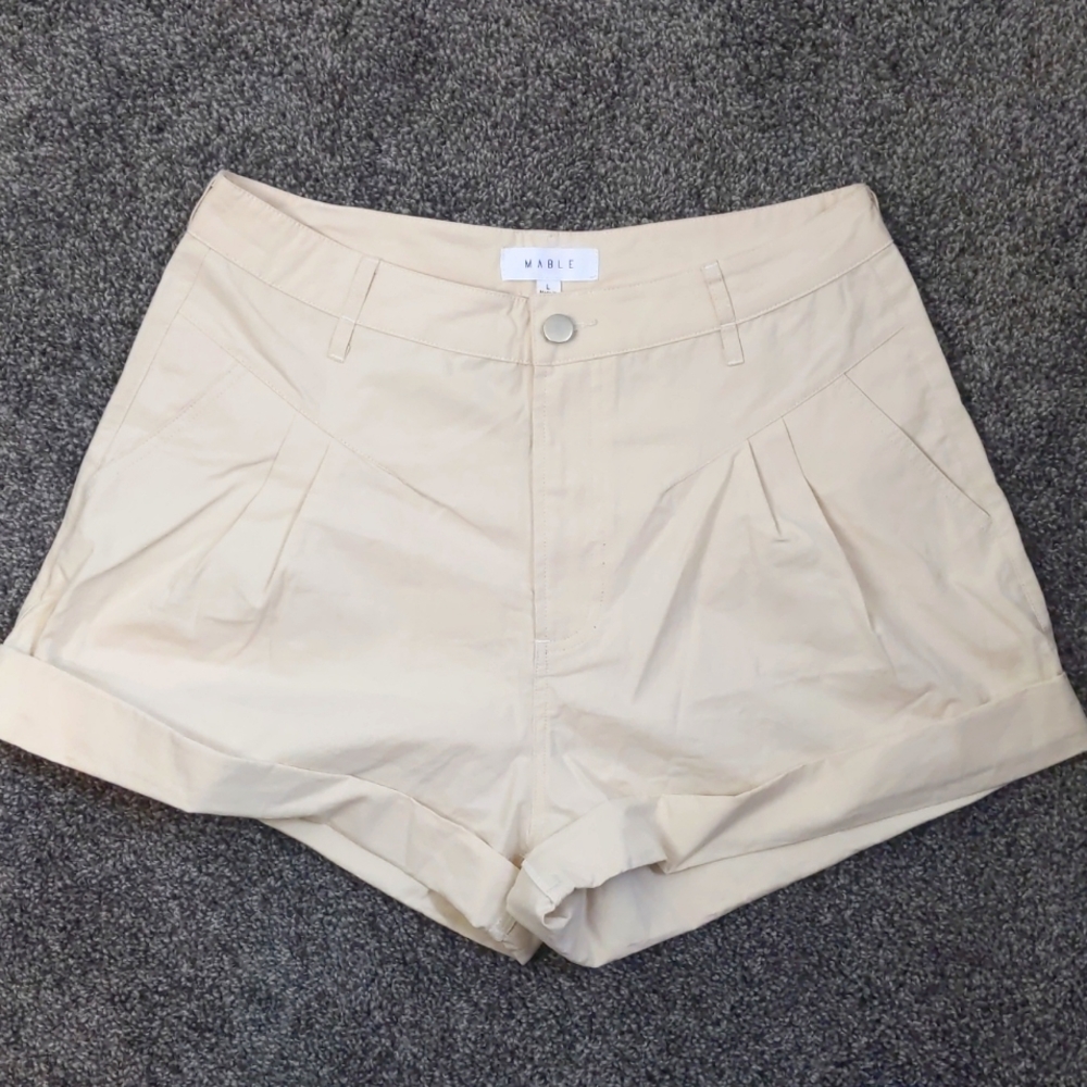 🆕 Pleated Front Cream Shorts by Mable / Large
